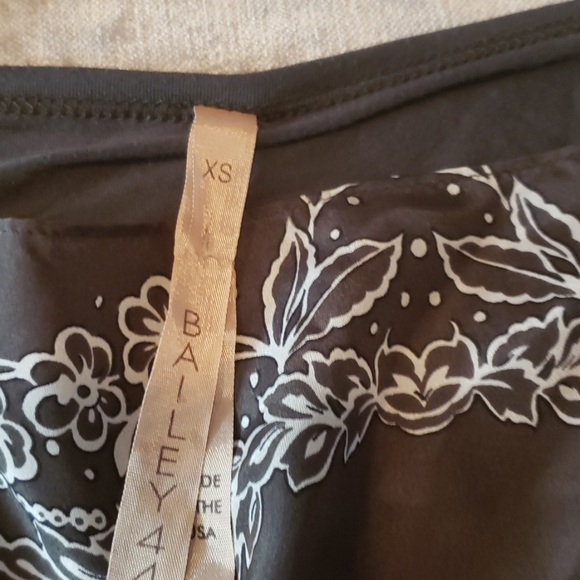 Bailey 44 xs gray &white tunic - Picture 2 of 6